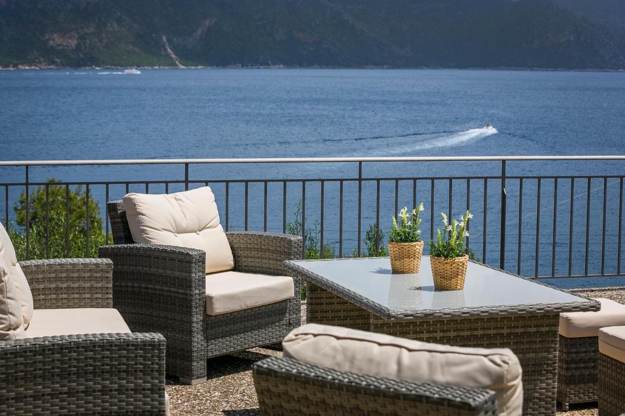 Martini Waterfront Suites Fiskardo Exteriör bild